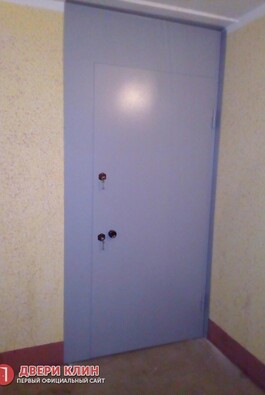 Металлическая дверь в тамбур панельного дома