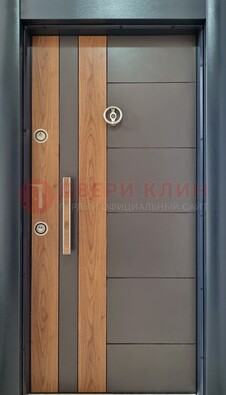 Коричневая входная дверь c МДФ панелью ЧД-01 в частный дом в Твери