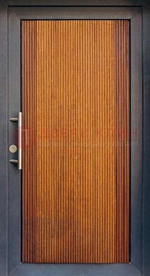 Коричневая входная дверь c МДФ панелью ЧД-03 в частный дом в Твери