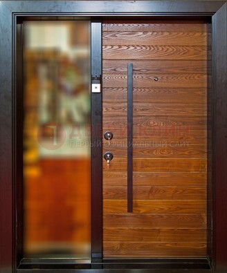 Коричневая входная дверь c МДФ панелью и стеклом ЧД-38 в частный дом в Твери