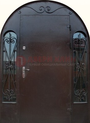 Арочная дверь со стеклом и ковкой ДА-16 под старину в Твери