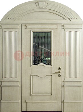 Белая входная дверь массив со стеклом и ковкой ДА-49 в Твери