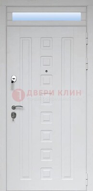Белая металлическая дверь с фрамугой для коттеджа ДФГ-21 в Твери