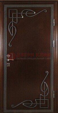Коричневая входная дверь с ковкой ДК-16 для дома в Твери