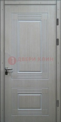 Белая металлическая дверь с МДФ ДМ-128 в Твери