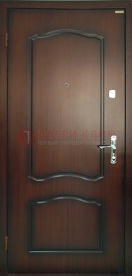 Коричневая стальная дверь с МДФ ДМ-138 для квартиры в Твери