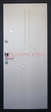 Белая металлическая дверь с МДФ ДМ-172 в квартиру в Твери
