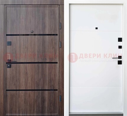 Черная входная дверь со светлой МДФ и молдингами ДМ-219 в Белгороде