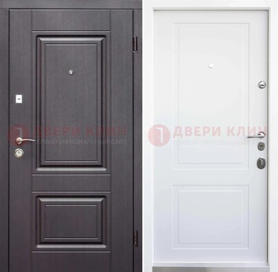 Темная входная дверь c коричневой филенчатой МДФ внутри ДМ-238 в Белгороде