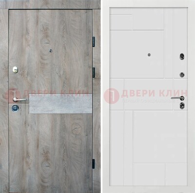 Темная металлическая дверь с белой МДФ с молдингами ДМ-297 в Твери