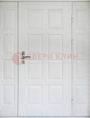 Белая входная дверь для коттеджа с МДФ ДМ-536 в Твери
