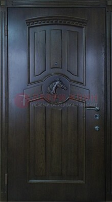 Темная металлическая дверь с массивом дуба с рисунком ДМД-25 в Твери