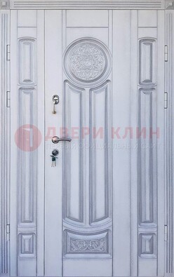 Белая двухстворчатая дверь с массивом дуба ДМД-72 в Твери