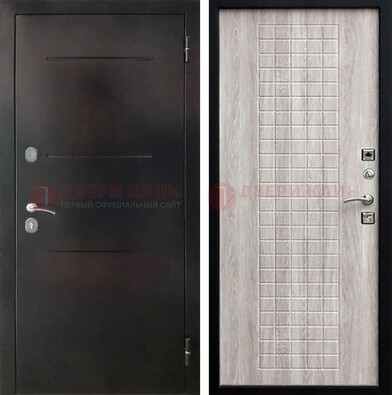 Черная железная дверь с порошковым покрытием и филенчатой МДФ ДП-221 в Гатчине
