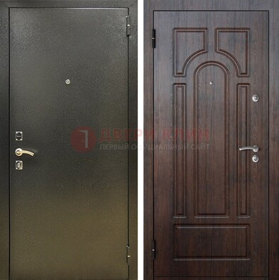 Железная темно-серая дверь с порошковым напылением и МДФ Тисненый орех ДП-275 в Твери