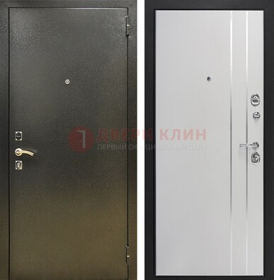 Железная темная дверь с порошковым покрытием и белая МДФ с молдингами  ДП-296 в Твери