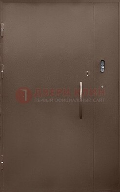 Коричневая металлическая подъездная дверь ДПД-2 в Твери