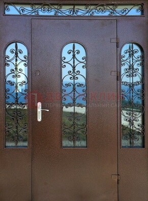 Железная парадная дверь со стеклом и ковкой ДПР-16 для общественных зданий в Твери