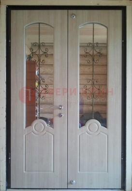 Парадная дверь со стеклянными вставками и ковкой ДПР-23 в деревянный дом в Твери