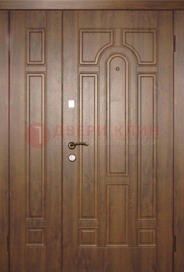 Двухстворчатая коричневая парадная дверь ДПР-48 в Твери