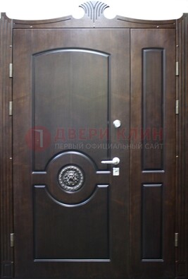Коричневая парадная дверь с украшением ДПР-52 с утеплением в Смоленске