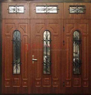 Парадная дверь с металлическими вставками и ковкой ДПР-72 в дом в Твери