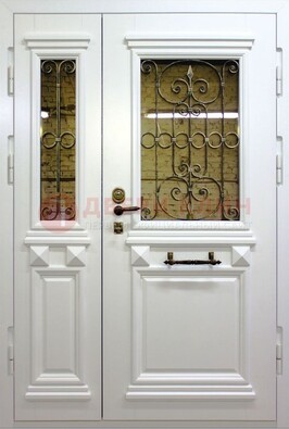 Белая парадная металлическая дверь со стеклом и ковкой ДПР-83 в Твери
