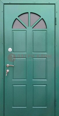 Зеленая стальная дверь со стеклом для дома ДС-28 в Твери