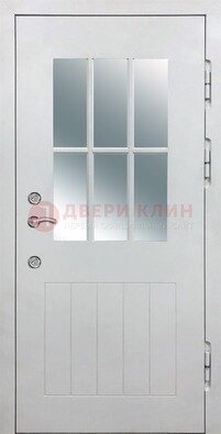Белая уличная дверь со стеклом ДС-30 в Твери