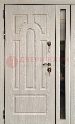 Белая металлическая дверь со стеклом ДС-68 в Твери