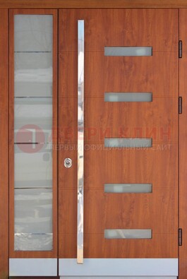 Коричневая металлическая дверь со стеклом ДС-72 в Твери