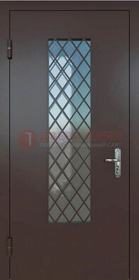 Темная металлическая дверь с решеткой и стеклом ДС-7 в Твери
