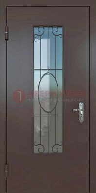 Коричневая наружная железная дверь со стеклом и ковкой ДСК-100 в Твери