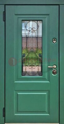Зеленая металлическая дверь со стеклом и ковкой ДСК-113 в Твери