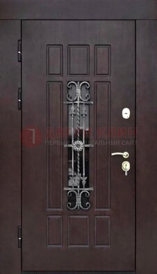 Коричневая уличная дверь со стеклом и ковкой ДСК-114 в Твери
