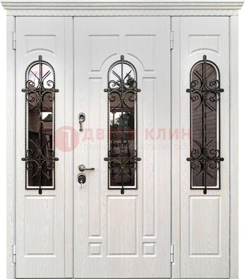 Белая распашная стальная дверь со стеклом и ковкой ДСК-125 в Твери