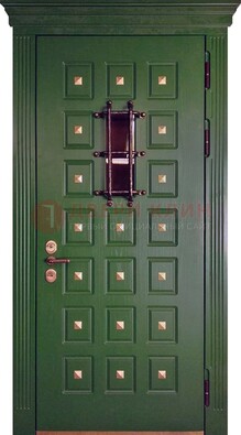 Зеленая уличная дверь со стеклом и ковкой для коттеджа ДСК-139 в Сергиевом Посаде