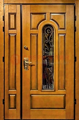 Распашная металлическая дверь со стеклом и ковкой для дома ДСК-152 в Твери