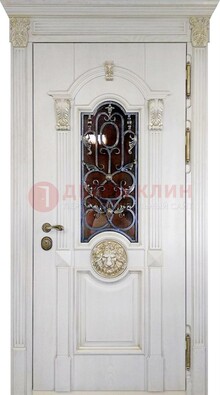 Белая железная дверь со стеклом и ковкой для кирпичного дома ДСК-155 в Твери
