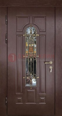 Темная железная дверь со стеклом и ковкой для частного дома ДСК-156 в Твери