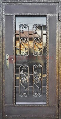 Коричневая наружная дверь порошок со стеклом и ковкой ДСК-160 в Твери
