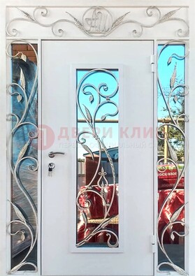 Белая входная дверь порошок со стеклом и ковкой ДСК-165 в Твери
