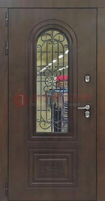 Классическая стальная дверь со стеклом и ковкой для коттеджа ДСК-178 в Твери