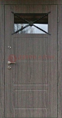 Уличная дверь со стеклом и ковкой вверху ДСК-190 в Сергиевом Посаде