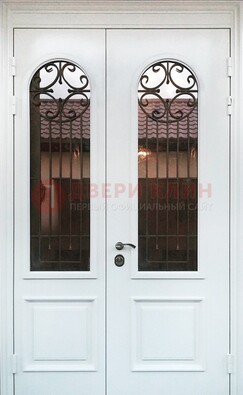 Белая стальная дверь стекло с ковкой и филенкой ДСК-201 в Твери