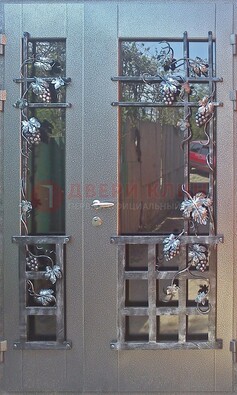 Распашная уличная дверь Порошок со стеклом и ковкой ДСК-221 в Твери
