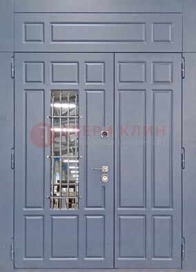 Серая двухстворчатая дверь Винорит со стеклом и ковкой ДСК-234 RAL 7024 в Твери