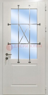 Белая простая железная дверь Винорит со стеклом и ковкой ДСК-257 в Твери