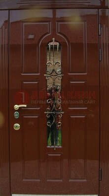 Красивая металлическая дверь со стеклом и ковкой ДСК-33 в Твери