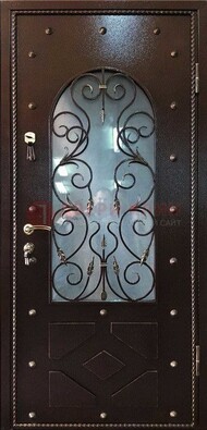 Влагостойкая дверь со стеклом и ковкой с декором ДСК-37 в Оренбурге